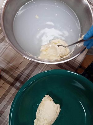 Grafika #14: Jak dawniej robiono masło.