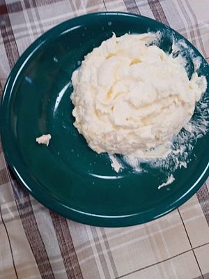 Grafika #16: Jak dawniej robiono masło.