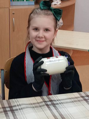 Grafika #10: Jak dawniej robiono masło.