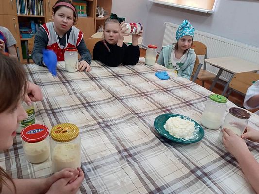 Grafika #5: Jak dawniej robiono masło.