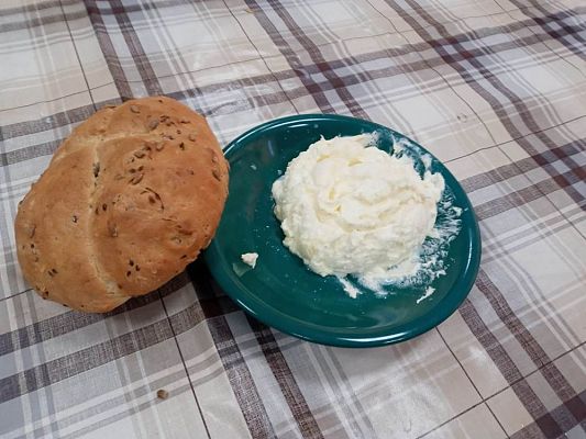 Grafika #0: Jak dawniej robiono masło.