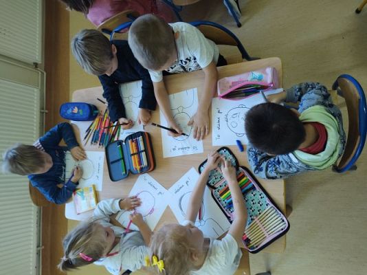 Grafika #1: Wrzesień w przedszkolu