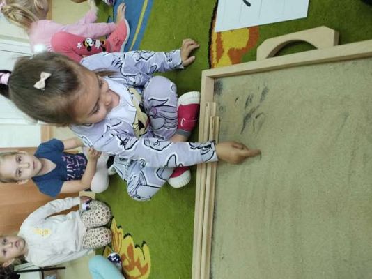 Grafika #30: Wrzesień w przedszkolu