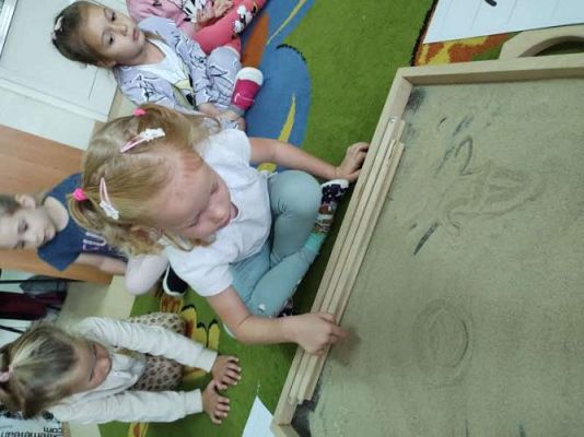 Grafika #32: Wrzesień w przedszkolu