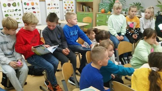 Grafika #4: "Jesienne poranki z książką" klasa III