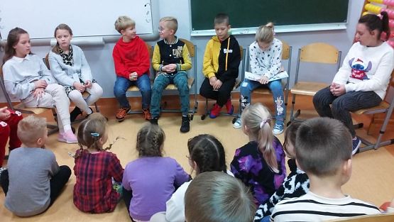 Grafika #8: "Jesienne poranki z książką" klasa III