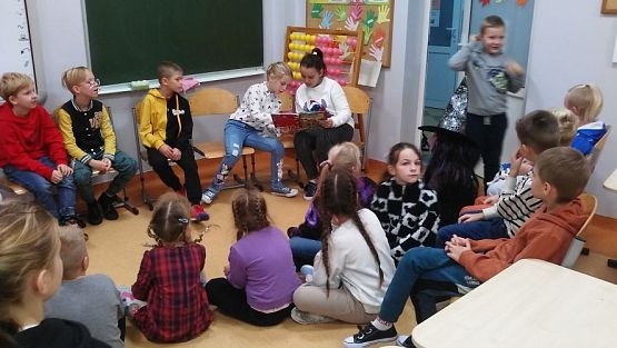 Grafika #10: "Jesienne poranki z książką" klasa III