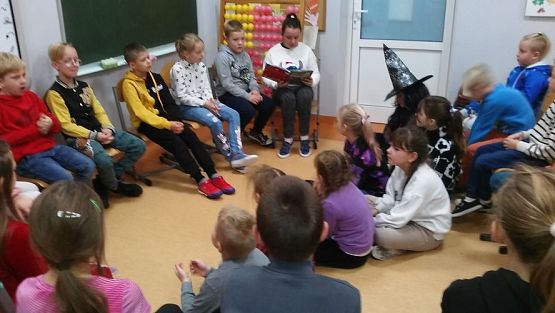 Grafika #11: "Jesienne poranki z książką" klasa III