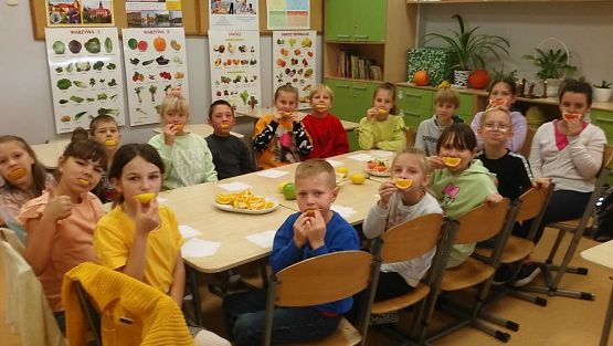 Grafika #0: " Zdrowo jem, więcej wiem" - cytrusowy dzień w klasie III