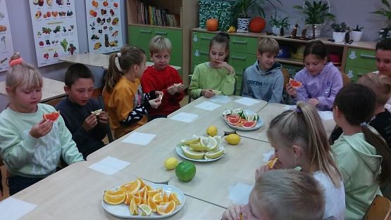 Grafika #1: " Zdrowo jem, więcej wiem" - cytrusowy dzień w klasie III