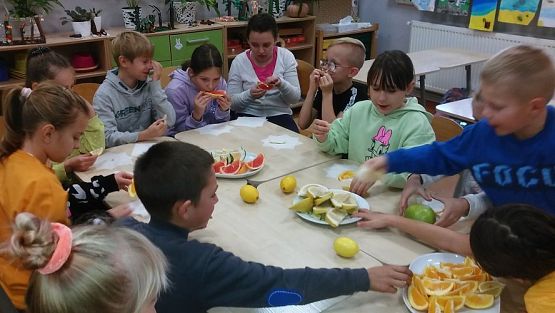 Grafika #2: " Zdrowo jem, więcej wiem" - cytrusowy dzień w klasie III