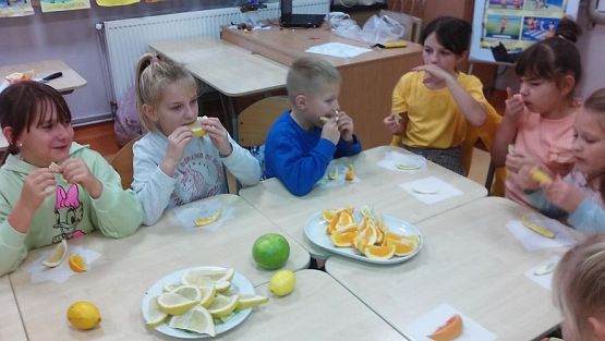Grafika #3: " Zdrowo jem, więcej wiem" - cytrusowy dzień w klasie III