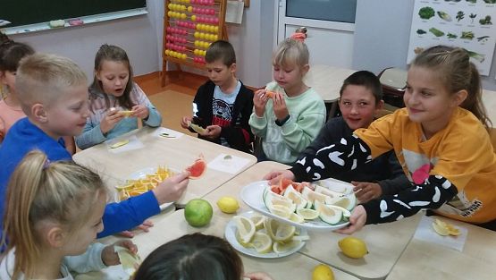 Grafika #4: " Zdrowo jem, więcej wiem" - cytrusowy dzień w klasie III