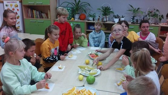 Grafika #5: " Zdrowo jem, więcej wiem" - cytrusowy dzień w klasie III