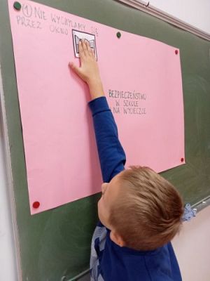 Grafika #9: Akademia Bezpiecznego Puchatka. Edycja I- kl. I