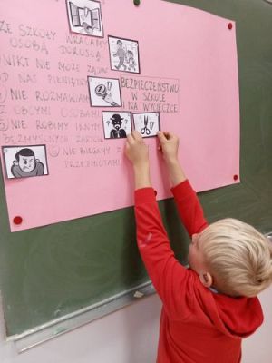 Grafika #10: Akademia Bezpiecznego Puchatka. Edycja I- kl. I