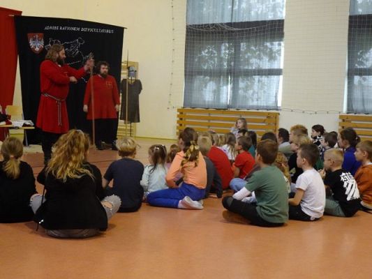 Grafika #5: "Rycerze i ich zwyczaje"- żywa lekcja historii