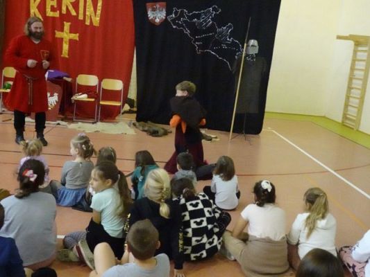 Grafika #18: "Rycerze i ich zwyczaje"- żywa lekcja historii