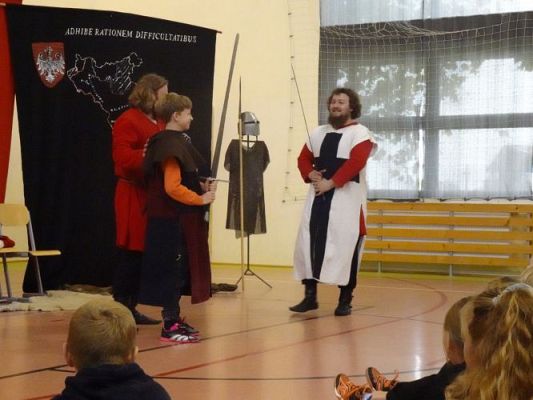 Grafika #25: "Rycerze i ich zwyczaje"- żywa lekcja historii