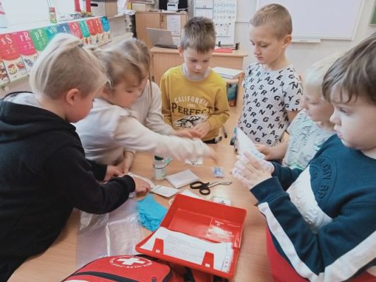 Grafika #25: Akademia Bezpiecznego Puchatka. Edycja III- kl. I