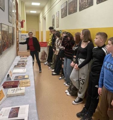 Grafika #11: Zajęcia biblioteczno-edukacyjne dla klasy 6 i 7 w bibliotece szkolnej w Wicku