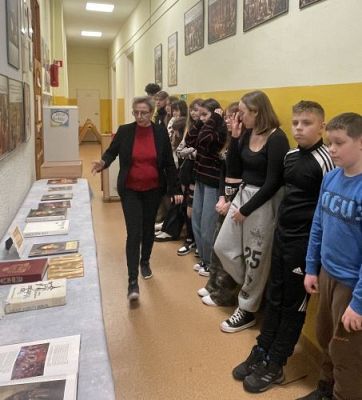 Grafika #12: Zajęcia biblioteczno-edukacyjne dla klasy 6 i 7 w bibliotece szkolnej w Wicku