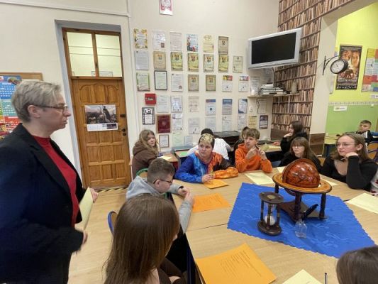 Grafika #28: Zajęcia biblioteczno-edukacyjne dla klasy 6 i 7 w bibliotece szkolnej w Wicku