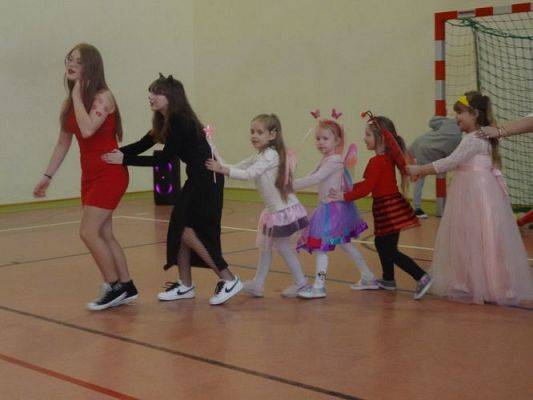 Grafika #1: Szkolny bal karnawałowy