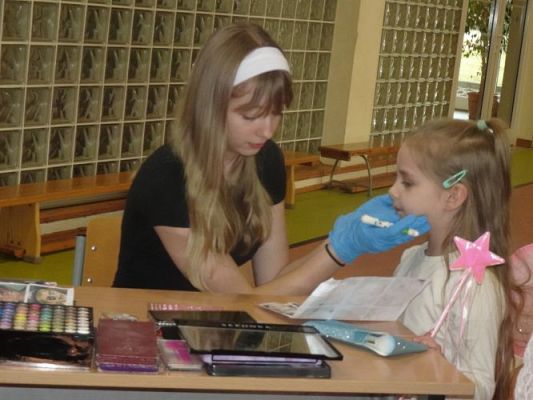 Grafika #3: Szkolny bal karnawałowy