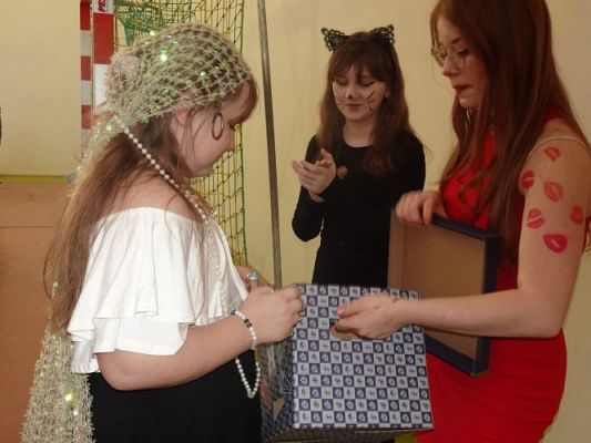 Grafika #40: Szkolny bal karnawałowy