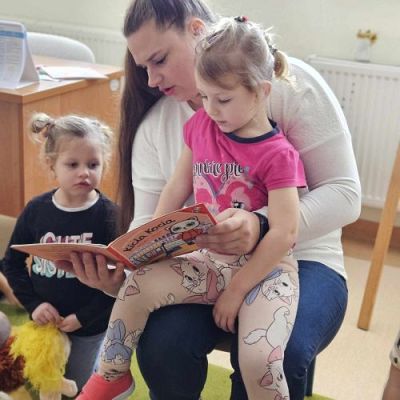 Grafika #1: Czytanie Bajki - wizyta mamy Asi