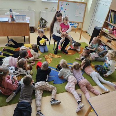 Grafika #2: Czytanie Bajki - wizyta mamy Asi