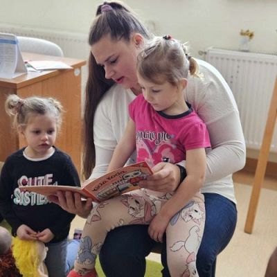 Grafika #5: Czytanie Bajki - wizyta mamy Asi