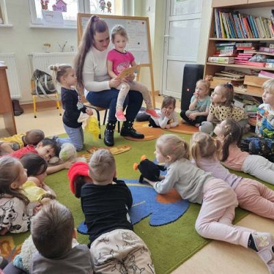 Grafika #7: Czytanie Bajki - wizyta mamy Asi