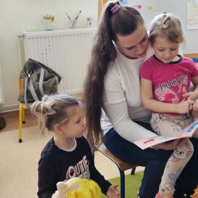 Grafika #8: Czytanie Bajki - wizyta mamy Asi