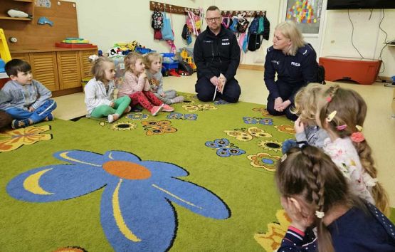 Grafika #1: Policjanci z wizytą w przedszkolu