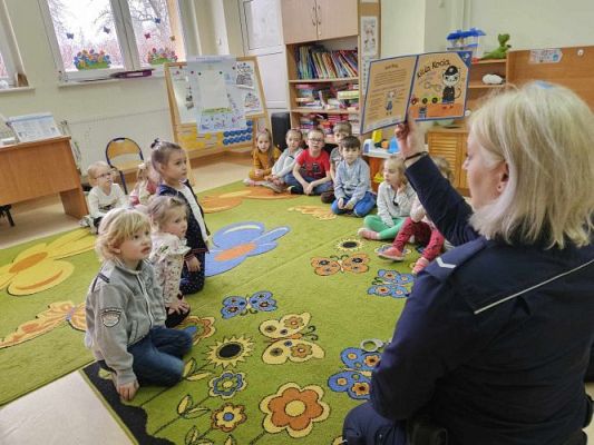 Grafika #2: Policjanci z wizytą w przedszkolu