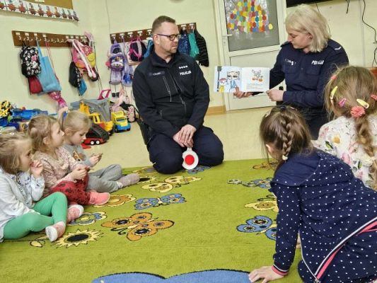Grafika #3: Policjanci z wizytą w przedszkolu