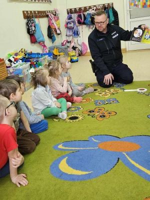 Grafika #4: Policjanci z wizytą w przedszkolu