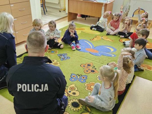 Grafika #6: Policjanci z wizytą w przedszkolu