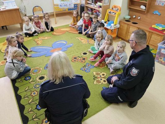 Grafika #7: Policjanci z wizytą w przedszkolu
