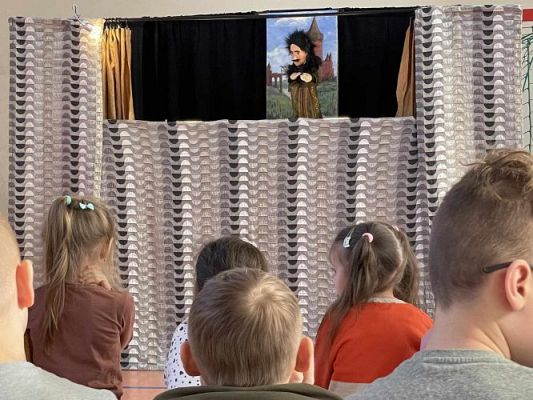 Grafika #8: Widowisko lalkowe