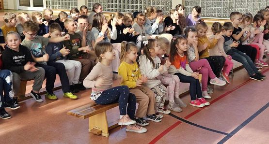 Grafika #10: Widowisko lalkowe