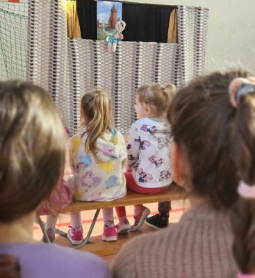 Grafika #13: Widowisko lalkowe