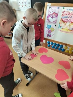 Grafika #26: Walentynkowe zabawy w kl. II